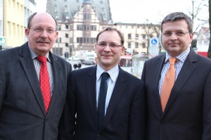 Kreisräte Wolfgang Kuhl und Steffen Krämer gratulieren dem neu gewählten Vorsitzenden der FDP Unterfrankens dem Landtagsabgeordneten Karsten Klein (Aschaffenburg)
